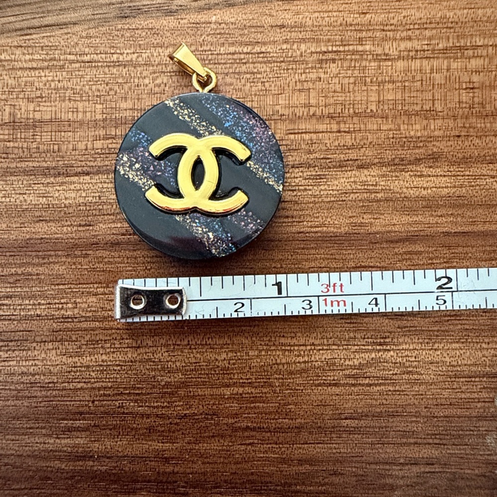 Fashion Jewelry Black and Gold Pendant